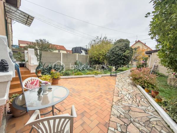 À seulement quelques minutes à pied de la gare de Villeneuve-Saint-Georges (Paris Gare de Lyon en 15 minutes !) et proche de toutes les commodités, 
Venez découvrir cette maison avec studio indépendant, terrasse et charmants extérieurs située dans un quartier résidentiel et parfaitement desservi !

En retrait de la rue, cette maison individuelle des années 1940, offre 93 m² au sol répartis sur deux niveaux.
Elle vous propose :
•	une Véranda d’entrée
•	une Cuisine séparée et aménagée
•	un Séjour traversant de 29 m², offrant une belle luminosité
•	une Salle de bain spacieuse, avec wc et espace buanderie
•	3 chambres, dont une au rez-de-chaussée
•	un Dressing (avec possibilité d’y créer une 2nde pièce d’eau)
•	un Balcon
En complément, vous bénéficierez d’un garage aménagé en Studio indépendant de 22 m², comprenant une pièce de vie avec une cuisine aménagée et une salle d’eau : idéal pour un adolescent, un parent, un espace bureau ou un revenu locatif complémentaire.

La propriété dispose également d’une cave d’environ 30 m² (1,80 m de hauteur, type vide sanitaire), bien pratique.
Le tout est édifié sur une parcelle de 403 m², comprenant :
•	Un stationnement sur la parcelle,
•	Un jardin plein de charme,
•	Une terrasse,
•	Un espace arrière avec abri de jardin en dur.

Bien entretenue, la maison est en bon état et dispose d’une chaudière gaz récente ainsi que de fenêtres double vitrage. 
Quelques rafraîchissements pour une mise à votre goût vous seront probablement nécessaires.

Visite Virtuelle disponible en lien de cette annonce pour une première découverte de ce bien et de ses nombreux atouts !

La localisation, les espaces extérieurs, les prestations et le potentiel de cette maison et sa dépendance vous seront très largement profitables !
À visiter sans tarder ! 
À votre disposition 7 jours sur 7