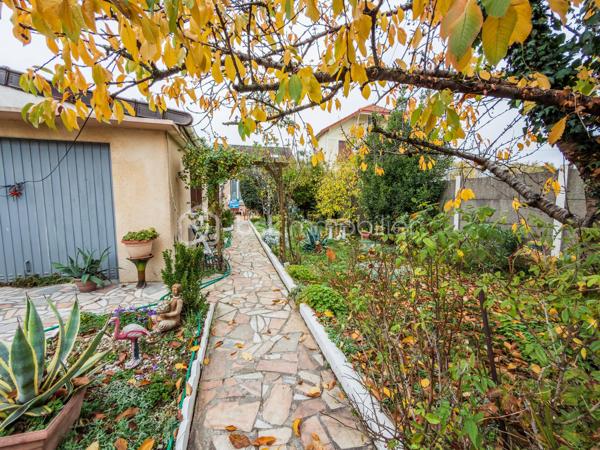 À seulement quelques minutes à pied de la gare de Villeneuve-Saint-Georges (Paris Gare de Lyon en 15 minutes !) et proche de toutes les commodités, 
Venez découvrir cette maison avec studio indépendant, terrasse et charmants extérieurs située dans un quartier résidentiel et parfaitement desservi !

En retrait de la rue, cette maison individuelle des années 1940, offre 93 m² au sol répartis sur deux niveaux.
Elle vous propose :
•	une Véranda d’entrée
•	une Cuisine séparée et aménagée
•	un Séjour traversant de 29 m², offrant une belle luminosité
•	une Salle de bain spacieuse, avec wc et espace buanderie
•	3 chambres, dont une au rez-de-chaussée
•	un Dressing (avec possibilité d’y créer une 2nde pièce d’eau)
•	un Balcon
En complément, vous bénéficierez d’un garage aménagé en Studio indépendant de 22 m², comprenant une pièce de vie avec une cuisine aménagée et une salle d’eau : idéal pour un adolescent, un parent, un espace bureau ou un revenu locatif complémentaire.

La propriété dispose également d’une cave d’environ 30 m² (1,80 m de hauteur, type vide sanitaire), bien pratique.
Le tout est édifié sur une parcelle de 403 m², comprenant :
•	Un stationnement sur la parcelle,
•	Un jardin plein de charme,
•	Une terrasse,
•	Un espace arrière avec abri de jardin en dur.

Bien entretenue, la maison est en bon état et dispose d’une chaudière gaz récente ainsi que de fenêtres double vitrage. 
Quelques rafraîchissements pour une mise à votre goût vous seront probablement nécessaires.

Visite Virtuelle disponible en lien de cette annonce pour une première découverte de ce bien et de ses nombreux atouts !

La localisation, les espaces extérieurs, les prestations et le potentiel de cette maison et sa dépendance vous seront très largement profitables !
À visiter sans tarder ! 
À votre disposition 7 jours sur 7