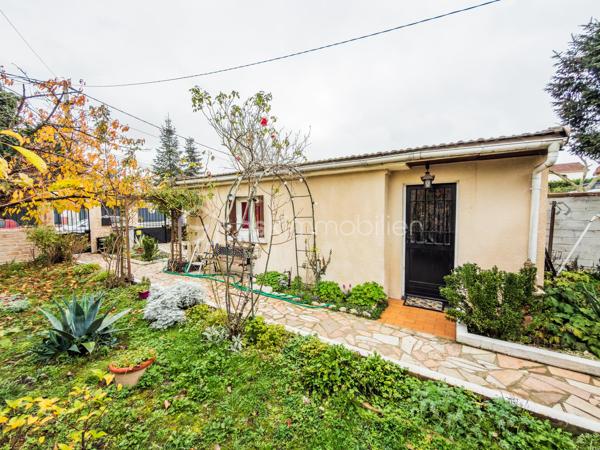 À seulement quelques minutes à pied de la gare de Villeneuve-Saint-Georges (Paris Gare de Lyon en 15 minutes !) et proche de toutes les commodités, 
Venez découvrir cette maison avec studio indépendant, terrasse et charmants extérieurs située dans un quartier résidentiel et parfaitement desservi !

En retrait de la rue, cette maison individuelle des années 1940, offre 93 m² au sol répartis sur deux niveaux.
Elle vous propose :
•	une Véranda d’entrée
•	une Cuisine séparée et aménagée
•	un Séjour traversant de 29 m², offrant une belle luminosité
•	une Salle de bain spacieuse, avec wc et espace buanderie
•	3 chambres, dont une au rez-de-chaussée
•	un Dressing (avec possibilité d’y créer une 2nde pièce d’eau)
•	un Balcon
En complément, vous bénéficierez d’un garage aménagé en Studio indépendant de 22 m², comprenant une pièce de vie avec une cuisine aménagée et une salle d’eau : idéal pour un adolescent, un parent, un espace bureau ou un revenu locatif complémentaire.

La propriété dispose également d’une cave d’environ 30 m² (1,80 m de hauteur, type vide sanitaire), bien pratique.
Le tout est édifié sur une parcelle de 403 m², comprenant :
•	Un stationnement sur la parcelle,
•	Un jardin plein de charme,
•	Une terrasse,
•	Un espace arrière avec abri de jardin en dur.

Bien entretenue, la maison est en bon état et dispose d’une chaudière gaz récente ainsi que de fenêtres double vitrage. 
Quelques rafraîchissements pour une mise à votre goût vous seront probablement nécessaires.

Visite Virtuelle disponible en lien de cette annonce pour une première découverte de ce bien et de ses nombreux atouts !

La localisation, les espaces extérieurs, les prestations et le potentiel de cette maison et sa dépendance vous seront très largement profitables !
À visiter sans tarder ! 
À votre disposition 7 jours sur 7