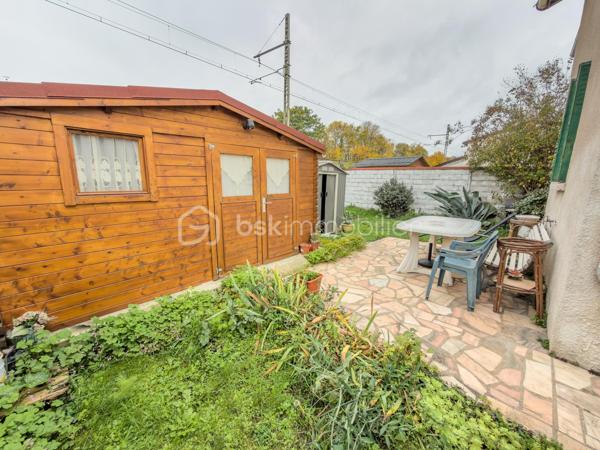 À seulement quelques minutes à pied de la gare de Villeneuve-Saint-Georges (Paris Gare de Lyon en 15 minutes !) et proche de toutes les commodités, 
Venez découvrir cette maison avec studio indépendant, terrasse et charmants extérieurs située dans un quartier résidentiel et parfaitement desservi !

En retrait de la rue, cette maison individuelle des années 1940, offre 93 m² au sol répartis sur deux niveaux.
Elle vous propose :
•	une Véranda d’entrée
•	une Cuisine séparée et aménagée
•	un Séjour traversant de 29 m², offrant une belle luminosité
•	une Salle de bain spacieuse, avec wc et espace buanderie
•	3 chambres, dont une au rez-de-chaussée
•	un Dressing (avec possibilité d’y créer une 2nde pièce d’eau)
•	un Balcon
En complément, vous bénéficierez d’un garage aménagé en Studio indépendant de 22 m², comprenant une pièce de vie avec une cuisine aménagée et une salle d’eau : idéal pour un adolescent, un parent, un espace bureau ou un revenu locatif complémentaire.

La propriété dispose également d’une cave d’environ 30 m² (1,80 m de hauteur, type vide sanitaire), bien pratique.
Le tout est édifié sur une parcelle de 403 m², comprenant :
•	Un stationnement sur la parcelle,
•	Un jardin plein de charme,
•	Une terrasse,
•	Un espace arrière avec abri de jardin en dur.

Bien entretenue, la maison est en bon état et dispose d’une chaudière gaz récente ainsi que de fenêtres double vitrage. 
Quelques rafraîchissements pour une mise à votre goût vous seront probablement nécessaires.

Visite Virtuelle disponible en lien de cette annonce pour une première découverte de ce bien et de ses nombreux atouts !

La localisation, les espaces extérieurs, les prestations et le potentiel de cette maison et sa dépendance vous seront très largement profitables !
À visiter sans tarder ! 
À votre disposition 7 jours sur 7