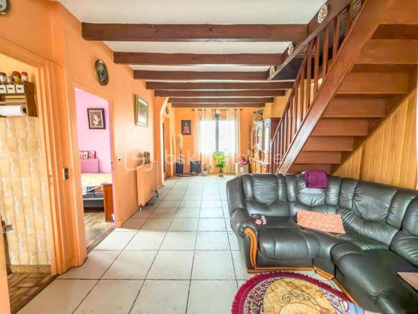 À seulement quelques minutes à pied de la gare de Villeneuve-Saint-Georges (Paris Gare de Lyon en 15 minutes !) et proche de toutes les commodités, 
Venez découvrir cette maison avec studio indépendant, terrasse et charmants extérieurs située dans un quartier résidentiel et parfaitement desservi !

En retrait de la rue, cette maison individuelle des années 1940, offre 93 m² au sol répartis sur deux niveaux.
Elle vous propose :
•	une Véranda d’entrée
•	une Cuisine séparée et aménagée
•	un Séjour traversant de 29 m², offrant une belle luminosité
•	une Salle de bain spacieuse, avec wc et espace buanderie
•	3 chambres, dont une au rez-de-chaussée
•	un Dressing (avec possibilité d’y créer une 2nde pièce d’eau)
•	un Balcon
En complément, vous bénéficierez d’un garage aménagé en Studio indépendant de 22 m², comprenant une pièce de vie avec une cuisine aménagée et une salle d’eau : idéal pour un adolescent, un parent, un espace bureau ou un revenu locatif complémentaire.

La propriété dispose également d’une cave d’environ 30 m² (1,80 m de hauteur, type vide sanitaire), bien pratique.
Le tout est édifié sur une parcelle de 403 m², comprenant :
•	Un stationnement sur la parcelle,
•	Un jardin plein de charme,
•	Une terrasse,
•	Un espace arrière avec abri de jardin en dur.

Bien entretenue, la maison est en bon état et dispose d’une chaudière gaz récente ainsi que de fenêtres double vitrage. 
Quelques rafraîchissements pour une mise à votre goût vous seront probablement nécessaires.

Visite Virtuelle disponible en lien de cette annonce pour une première découverte de ce bien et de ses nombreux atouts !

La localisation, les espaces extérieurs, les prestations et le potentiel de cette maison et sa dépendance vous seront très largement profitables !
À visiter sans tarder ! 
À votre disposition 7 jours sur 7