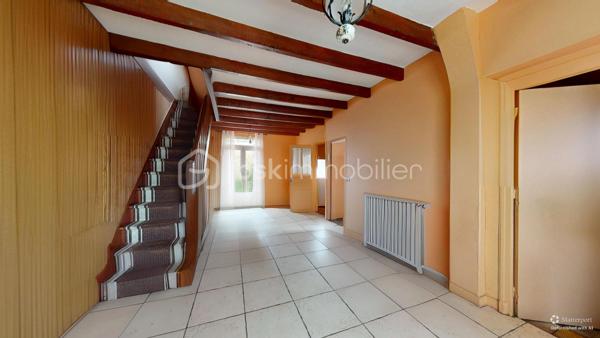 À seulement quelques minutes à pied de la gare de Villeneuve-Saint-Georges (Paris Gare de Lyon en 15 minutes !) et proche de toutes les commodités, 
Venez découvrir cette maison avec studio indépendant, terrasse et charmants extérieurs située dans un quartier résidentiel et parfaitement desservi !

En retrait de la rue, cette maison individuelle des années 1940, offre 93 m² au sol répartis sur deux niveaux.
Elle vous propose :
•	une Véranda d’entrée
•	une Cuisine séparée et aménagée
•	un Séjour traversant de 29 m², offrant une belle luminosité
•	une Salle de bain spacieuse, avec wc et espace buanderie
•	3 chambres, dont une au rez-de-chaussée
•	un Dressing (avec possibilité d’y créer une 2nde pièce d’eau)
•	un Balcon
En complément, vous bénéficierez d’un garage aménagé en Studio indépendant de 22 m², comprenant une pièce de vie avec une cuisine aménagée et une salle d’eau : idéal pour un adolescent, un parent, un espace bureau ou un revenu locatif complémentaire.

La propriété dispose également d’une cave d’environ 30 m² (1,80 m de hauteur, type vide sanitaire), bien pratique.
Le tout est édifié sur une parcelle de 403 m², comprenant :
•	Un stationnement sur la parcelle,
•	Un jardin plein de charme,
•	Une terrasse,
•	Un espace arrière avec abri de jardin en dur.

Bien entretenue, la maison est en bon état et dispose d’une chaudière gaz récente ainsi que de fenêtres double vitrage. 
Quelques rafraîchissements pour une mise à votre goût vous seront probablement nécessaires.

Visite Virtuelle disponible en lien de cette annonce pour une première découverte de ce bien et de ses nombreux atouts !

La localisation, les espaces extérieurs, les prestations et le potentiel de cette maison et sa dépendance vous seront très largement profitables !
À visiter sans tarder ! 
À votre disposition 7 jours sur 7