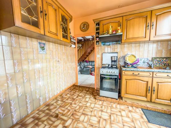 À seulement quelques minutes à pied de la gare de Villeneuve-Saint-Georges (Paris Gare de Lyon en 15 minutes !) et proche de toutes les commodités, 
Venez découvrir cette maison avec studio indépendant, terrasse et charmants extérieurs située dans un quartier résidentiel et parfaitement desservi !

En retrait de la rue, cette maison individuelle des années 1940, offre 93 m² au sol répartis sur deux niveaux.
Elle vous propose :
•	une Véranda d’entrée
•	une Cuisine séparée et aménagée
•	un Séjour traversant de 29 m², offrant une belle luminosité
•	une Salle de bain spacieuse, avec wc et espace buanderie
•	3 chambres, dont une au rez-de-chaussée
•	un Dressing (avec possibilité d’y créer une 2nde pièce d’eau)
•	un Balcon
En complément, vous bénéficierez d’un garage aménagé en Studio indépendant de 22 m², comprenant une pièce de vie avec une cuisine aménagée et une salle d’eau : idéal pour un adolescent, un parent, un espace bureau ou un revenu locatif complémentaire.

La propriété dispose également d’une cave d’environ 30 m² (1,80 m de hauteur, type vide sanitaire), bien pratique.
Le tout est édifié sur une parcelle de 403 m², comprenant :
•	Un stationnement sur la parcelle,
•	Un jardin plein de charme,
•	Une terrasse,
•	Un espace arrière avec abri de jardin en dur.

Bien entretenue, la maison est en bon état et dispose d’une chaudière gaz récente ainsi que de fenêtres double vitrage. 
Quelques rafraîchissements pour une mise à votre goût vous seront probablement nécessaires.

Visite Virtuelle disponible en lien de cette annonce pour une première découverte de ce bien et de ses nombreux atouts !

La localisation, les espaces extérieurs, les prestations et le potentiel de cette maison et sa dépendance vous seront très largement profitables !
À visiter sans tarder ! 
À votre disposition 7 jours sur 7