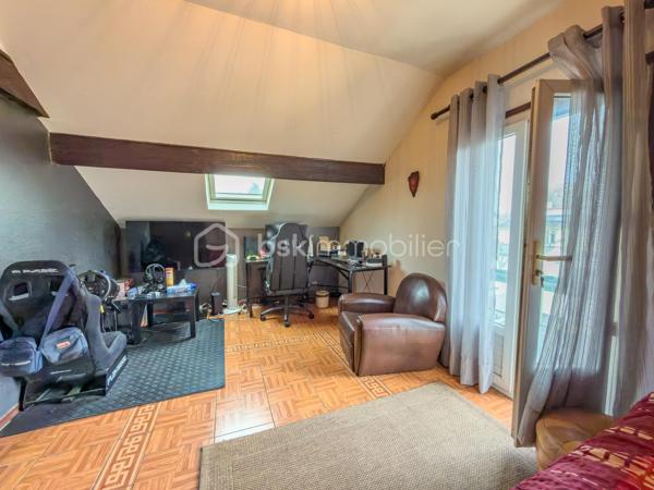 À seulement quelques minutes à pied de la gare de Villeneuve-Saint-Georges (Paris Gare de Lyon en 15 minutes !) et proche de toutes les commodités, 
Venez découvrir cette maison avec studio indépendant, terrasse et charmants extérieurs située dans un quartier résidentiel et parfaitement desservi !

En retrait de la rue, cette maison individuelle des années 1940, offre 93 m² au sol répartis sur deux niveaux.
Elle vous propose :
•	une Véranda d’entrée
•	une Cuisine séparée et aménagée
•	un Séjour traversant de 29 m², offrant une belle luminosité
•	une Salle de bain spacieuse, avec wc et espace buanderie
•	3 chambres, dont une au rez-de-chaussée
•	un Dressing (avec possibilité d’y créer une 2nde pièce d’eau)
•	un Balcon
En complément, vous bénéficierez d’un garage aménagé en Studio indépendant de 22 m², comprenant une pièce de vie avec une cuisine aménagée et une salle d’eau : idéal pour un adolescent, un parent, un espace bureau ou un revenu locatif complémentaire.

La propriété dispose également d’une cave d’environ 30 m² (1,80 m de hauteur, type vide sanitaire), bien pratique.
Le tout est édifié sur une parcelle de 403 m², comprenant :
•	Un stationnement sur la parcelle,
•	Un jardin plein de charme,
•	Une terrasse,
•	Un espace arrière avec abri de jardin en dur.

Bien entretenue, la maison est en bon état et dispose d’une chaudière gaz récente ainsi que de fenêtres double vitrage. 
Quelques rafraîchissements pour une mise à votre goût vous seront probablement nécessaires.

Visite Virtuelle disponible en lien de cette annonce pour une première découverte de ce bien et de ses nombreux atouts !

La localisation, les espaces extérieurs, les prestations et le potentiel de cette maison et sa dépendance vous seront très largement profitables !
À visiter sans tarder ! 
À votre disposition 7 jours sur 7
