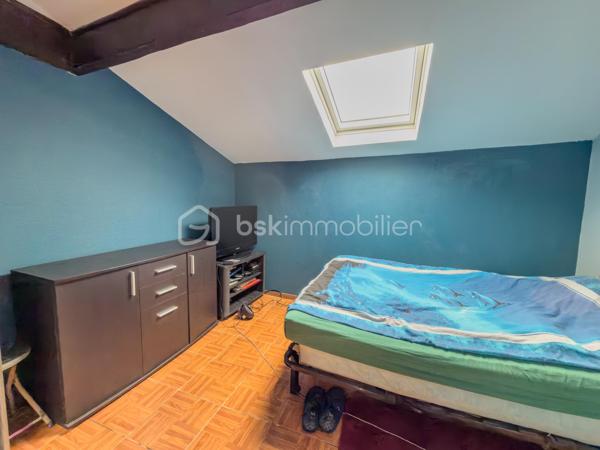 À seulement quelques minutes à pied de la gare de Villeneuve-Saint-Georges (Paris Gare de Lyon en 15 minutes !) et proche de toutes les commodités, 
Venez découvrir cette maison avec studio indépendant, terrasse et charmants extérieurs située dans un quartier résidentiel et parfaitement desservi !

En retrait de la rue, cette maison individuelle des années 1940, offre 93 m² au sol répartis sur deux niveaux.
Elle vous propose :
•	une Véranda d’entrée
•	une Cuisine séparée et aménagée
•	un Séjour traversant de 29 m², offrant une belle luminosité
•	une Salle de bain spacieuse, avec wc et espace buanderie
•	3 chambres, dont une au rez-de-chaussée
•	un Dressing (avec possibilité d’y créer une 2nde pièce d’eau)
•	un Balcon
En complément, vous bénéficierez d’un garage aménagé en Studio indépendant de 22 m², comprenant une pièce de vie avec une cuisine aménagée et une salle d’eau : idéal pour un adolescent, un parent, un espace bureau ou un revenu locatif complémentaire.

La propriété dispose également d’une cave d’environ 30 m² (1,80 m de hauteur, type vide sanitaire), bien pratique.
Le tout est édifié sur une parcelle de 403 m², comprenant :
•	Un stationnement sur la parcelle,
•	Un jardin plein de charme,
•	Une terrasse,
•	Un espace arrière avec abri de jardin en dur.

Bien entretenue, la maison est en bon état et dispose d’une chaudière gaz récente ainsi que de fenêtres double vitrage. 
Quelques rafraîchissements pour une mise à votre goût vous seront probablement nécessaires.

Visite Virtuelle disponible en lien de cette annonce pour une première découverte de ce bien et de ses nombreux atouts !

La localisation, les espaces extérieurs, les prestations et le potentiel de cette maison et sa dépendance vous seront très largement profitables !
À visiter sans tarder ! 
À votre disposition 7 jours sur 7