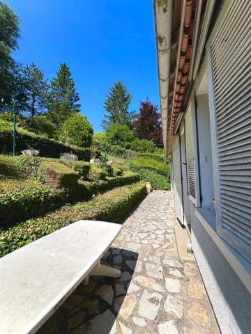 Agréable pavillon, très bien situé à raffraichir.