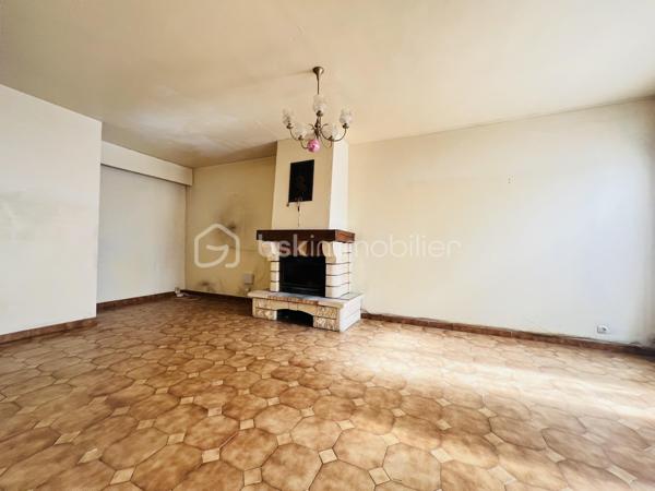 Idéalement située dans un quartier recherché PROCHE DES COMMERCES ET DES TRANSPORTS ( Métro 14, RER B ,Bus 187, 184, 186 ) À SEULEMENT 10MN À PIED DU CENTRE VILLE .
Belle OPPORTUNITÉ  pour un projet de RÉNOVATION et de personnalisation. 
Vous  offrant de nombreuses possibilités d’aménagement pour créer un intérieur à votre image.

Avec une surface habitable de 124 m², cette maison propose 5 pièces 4 chambres dont UNE au RDC , un séjour LUMINEUX et une cuisine séparée avec ACCÈS DIRECT à la VERANDA et au JARDIN . La terrasse, parfaite pour vos moments de détente,  un parking privé, un comble aménageable,  pour créer une chambre supplémentaire, un bureau ou un espace détente.

 Une belle cave en sous-sol pour vos rangements complète ce bien .
 VISITE POSSIBLE 7/7.