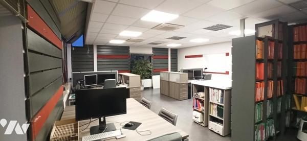 LA FERTE MACE, locaux professionnels 220 m² avec parkings