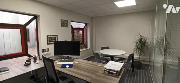 LA FERTE MACE, locaux professionnels 220 m² avec parkings