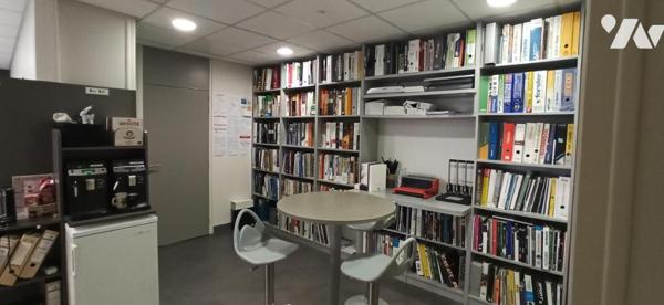 LA FERTE MACE, locaux professionnels 220 m² avec parkings