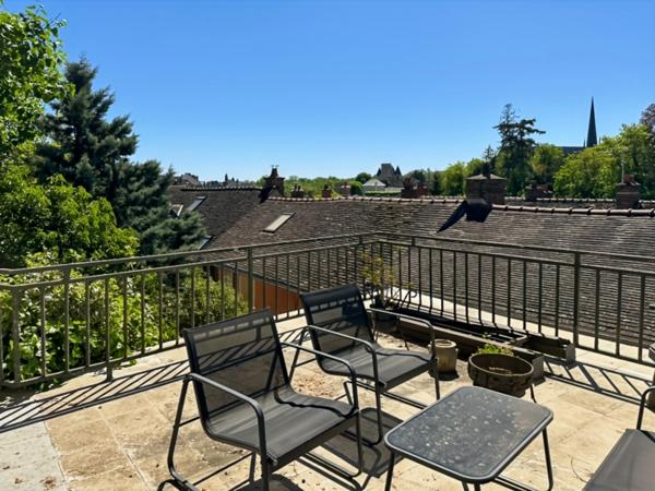 NEMOURS (77) centre ville. Maison Atypique 7 pièces de 170 m² avec extérieurs en plusieurs terrasses.