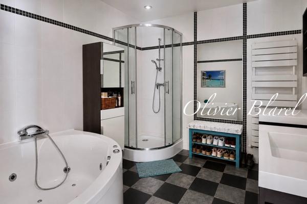 La Celle-Saint-Cloud – Villa familiale avec piscine – Parcelle de 967 m² – Gare à 3 minutes à pied