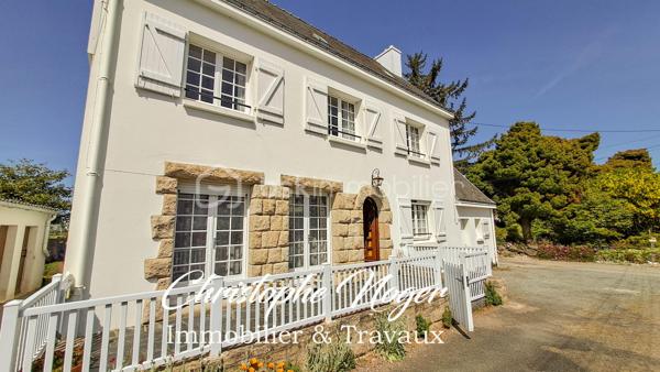 Située à Moëlan-sur-Mer, à proximité immédiate du bourg et de toutes commodités, cette maison de 5 pièces, typique de la fin des années 60, est idéale pour une nouvelle famille.

L'entrée principale se fait par une terrasse exposée Sud, donnant directement accès à une cuisine indépendante et à un vaste salon-séjour. Un couloir distribue un WC indépendant, une chambre avec accès direct au jardin (Nord), ainsi qu'une salle d'eau attenante.

À l'étage, un palier dessert trois chambres équipées de placards et une salle de bain. Un escatrappe permet d'accéder à un grenier sur dalle en béton, offrant un potentiel de stockage ou d'aménagement important.

L'ensemble est complété par un garage indépendant, une buanderie, une chaufferie séparée et un poulailler.

Les atouts :  bon état général, grenier à exploiter, nombreuses dépendances, grand jardin avec possibilité de division parcellaire

Hâte d'en apprendre davantage et de découvrir cette maison ? Contactez dès maintenant Christophe Noger !