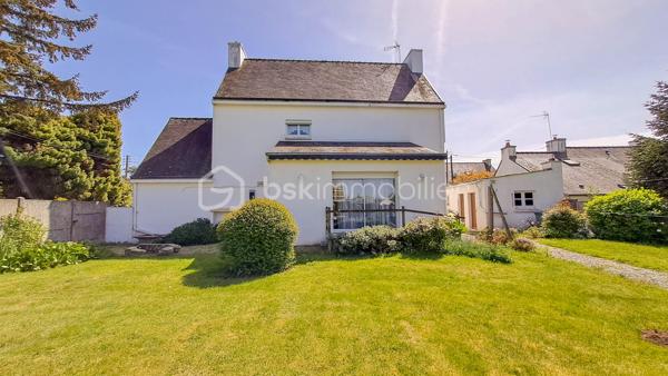 Située à Moëlan-sur-Mer, à proximité immédiate du bourg et de toutes commodités, cette maison de 5 pièces, typique de la fin des années 60, est idéale pour une nouvelle famille.

L'entrée principale se fait par une terrasse exposée Sud, donnant directement accès à une cuisine indépendante et à un vaste salon-séjour. Un couloir distribue un WC indépendant, une chambre avec accès direct au jardin (Nord), ainsi qu'une salle d'eau attenante.

À l'étage, un palier dessert trois chambres équipées de placards et une salle de bain. Un escatrappe permet d'accéder à un grenier sur dalle en béton, offrant un potentiel de stockage ou d'aménagement important.

L'ensemble est complété par un garage indépendant, une buanderie, une chaufferie séparée et un poulailler.

Les atouts :  bon état général, grenier à exploiter, nombreuses dépendances, grand jardin avec possibilité de division parcellaire

Hâte d'en apprendre davantage et de découvrir cette maison ? Contactez dès maintenant Christophe Noger !