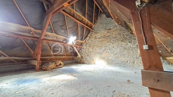 Située à Moëlan-sur-Mer, à proximité immédiate du bourg et de toutes commodités, cette maison de 5 pièces, typique de la fin des années 60, est idéale pour une nouvelle famille.

L'entrée principale se fait par une terrasse exposée Sud, donnant directement accès à une cuisine indépendante et à un vaste salon-séjour. Un couloir distribue un WC indépendant, une chambre avec accès direct au jardin (Nord), ainsi qu'une salle d'eau attenante.

À l'étage, un palier dessert trois chambres équipées de placards et une salle de bain. Un escatrappe permet d'accéder à un grenier sur dalle en béton, offrant un potentiel de stockage ou d'aménagement important.

L'ensemble est complété par un garage indépendant, une buanderie, une chaufferie séparée et un poulailler.

Les atouts :  bon état général, grenier à exploiter, nombreuses dépendances, grand jardin avec possibilité de division parcellaire

Hâte d'en apprendre davantage et de découvrir cette maison ? Contactez dès maintenant Christophe Noger !