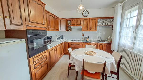 Située à Moëlan-sur-Mer, à proximité immédiate du bourg et de toutes commodités, cette maison de 5 pièces, typique de la fin des années 60, est idéale pour une nouvelle famille.

L'entrée principale se fait par une terrasse exposée Sud, donnant directement accès à une cuisine indépendante et à un vaste salon-séjour. Un couloir distribue un WC indépendant, une chambre avec accès direct au jardin (Nord), ainsi qu'une salle d'eau attenante.

À l'étage, un palier dessert trois chambres équipées de placards et une salle de bain. Un escatrappe permet d'accéder à un grenier sur dalle en béton, offrant un potentiel de stockage ou d'aménagement important.

L'ensemble est complété par un garage indépendant, une buanderie, une chaufferie séparée et un poulailler.

Les atouts :  bon état général, grenier à exploiter, nombreuses dépendances, grand jardin avec possibilité de division parcellaire

Hâte d'en apprendre davantage et de découvrir cette maison ? Contactez dès maintenant Christophe Noger !