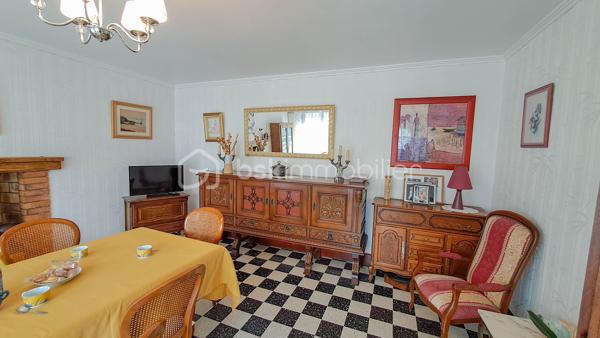 Située à Moëlan-sur-Mer, à proximité immédiate du bourg et de toutes commodités, cette maison de 5 pièces, typique de la fin des années 60, est idéale pour une nouvelle famille.

L'entrée principale se fait par une terrasse exposée Sud, donnant directement accès à une cuisine indépendante et à un vaste salon-séjour. Un couloir distribue un WC indépendant, une chambre avec accès direct au jardin (Nord), ainsi qu'une salle d'eau attenante.

À l'étage, un palier dessert trois chambres équipées de placards et une salle de bain. Un escatrappe permet d'accéder à un grenier sur dalle en béton, offrant un potentiel de stockage ou d'aménagement important.

L'ensemble est complété par un garage indépendant, une buanderie, une chaufferie séparée et un poulailler.

Les atouts :  bon état général, grenier à exploiter, nombreuses dépendances, grand jardin avec possibilité de division parcellaire

Hâte d'en apprendre davantage et de découvrir cette maison ? Contactez dès maintenant Christophe Noger !