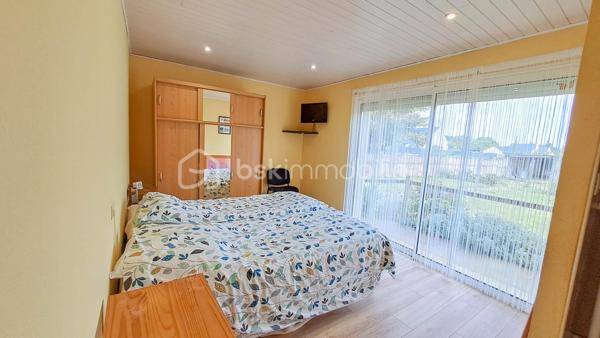 Située à Moëlan-sur-Mer, à proximité immédiate du bourg et de toutes commodités, cette maison de 5 pièces, typique de la fin des années 60, est idéale pour une nouvelle famille.

L'entrée principale se fait par une terrasse exposée Sud, donnant directement accès à une cuisine indépendante et à un vaste salon-séjour. Un couloir distribue un WC indépendant, une chambre avec accès direct au jardin (Nord), ainsi qu'une salle d'eau attenante.

À l'étage, un palier dessert trois chambres équipées de placards et une salle de bain. Un escatrappe permet d'accéder à un grenier sur dalle en béton, offrant un potentiel de stockage ou d'aménagement important.

L'ensemble est complété par un garage indépendant, une buanderie, une chaufferie séparée et un poulailler.

Les atouts :  bon état général, grenier à exploiter, nombreuses dépendances, grand jardin avec possibilité de division parcellaire

Hâte d'en apprendre davantage et de découvrir cette maison ? Contactez dès maintenant Christophe Noger !