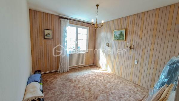 Située à Moëlan-sur-Mer, à proximité immédiate du bourg et de toutes commodités, cette maison de 5 pièces, typique de la fin des années 60, est idéale pour une nouvelle famille.

L'entrée principale se fait par une terrasse exposée Sud, donnant directement accès à une cuisine indépendante et à un vaste salon-séjour. Un couloir distribue un WC indépendant, une chambre avec accès direct au jardin (Nord), ainsi qu'une salle d'eau attenante.

À l'étage, un palier dessert trois chambres équipées de placards et une salle de bain. Un escatrappe permet d'accéder à un grenier sur dalle en béton, offrant un potentiel de stockage ou d'aménagement important.

L'ensemble est complété par un garage indépendant, une buanderie, une chaufferie séparée et un poulailler.

Les atouts :  bon état général, grenier à exploiter, nombreuses dépendances, grand jardin avec possibilité de division parcellaire

Hâte d'en apprendre davantage et de découvrir cette maison ? Contactez dès maintenant Christophe Noger !