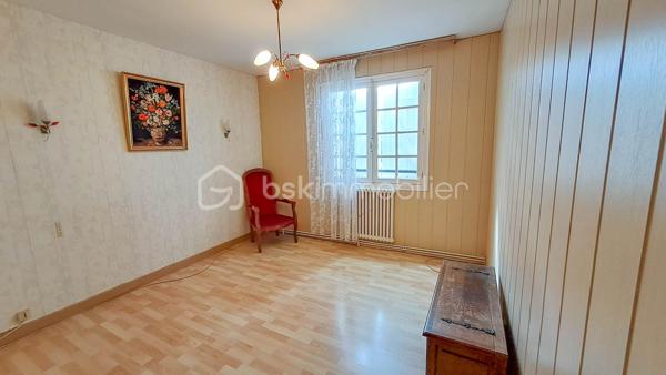 Située à Moëlan-sur-Mer, à proximité immédiate du bourg et de toutes commodités, cette maison de 5 pièces, typique de la fin des années 60, est idéale pour une nouvelle famille.

L'entrée principale se fait par une terrasse exposée Sud, donnant directement accès à une cuisine indépendante et à un vaste salon-séjour. Un couloir distribue un WC indépendant, une chambre avec accès direct au jardin (Nord), ainsi qu'une salle d'eau attenante.

À l'étage, un palier dessert trois chambres équipées de placards et une salle de bain. Un escatrappe permet d'accéder à un grenier sur dalle en béton, offrant un potentiel de stockage ou d'aménagement important.

L'ensemble est complété par un garage indépendant, une buanderie, une chaufferie séparée et un poulailler.

Les atouts :  bon état général, grenier à exploiter, nombreuses dépendances, grand jardin avec possibilité de division parcellaire

Hâte d'en apprendre davantage et de découvrir cette maison ? Contactez dès maintenant Christophe Noger !