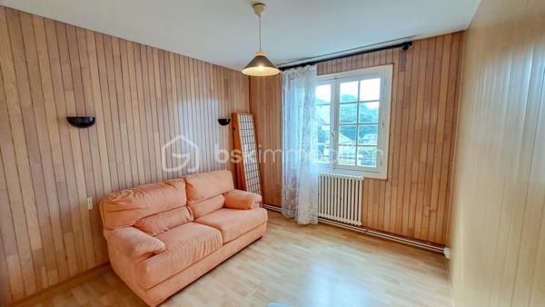 Située à Moëlan-sur-Mer, à proximité immédiate du bourg et de toutes commodités, cette maison de 5 pièces, typique de la fin des années 60, est idéale pour une nouvelle famille.

L'entrée principale se fait par une terrasse exposée Sud, donnant directement accès à une cuisine indépendante et à un vaste salon-séjour. Un couloir distribue un WC indépendant, une chambre avec accès direct au jardin (Nord), ainsi qu'une salle d'eau attenante.

À l'étage, un palier dessert trois chambres équipées de placards et une salle de bain. Un escatrappe permet d'accéder à un grenier sur dalle en béton, offrant un potentiel de stockage ou d'aménagement important.

L'ensemble est complété par un garage indépendant, une buanderie, une chaufferie séparée et un poulailler.

Les atouts :  bon état général, grenier à exploiter, nombreuses dépendances, grand jardin avec possibilité de division parcellaire

Hâte d'en apprendre davantage et de découvrir cette maison ? Contactez dès maintenant Christophe Noger !