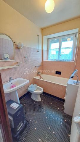 Située à Moëlan-sur-Mer, à proximité immédiate du bourg et de toutes commodités, cette maison de 5 pièces, typique de la fin des années 60, est idéale pour une nouvelle famille.

L'entrée principale se fait par une terrasse exposée Sud, donnant directement accès à une cuisine indépendante et à un vaste salon-séjour. Un couloir distribue un WC indépendant, une chambre avec accès direct au jardin (Nord), ainsi qu'une salle d'eau attenante.

À l'étage, un palier dessert trois chambres équipées de placards et une salle de bain. Un escatrappe permet d'accéder à un grenier sur dalle en béton, offrant un potentiel de stockage ou d'aménagement important.

L'ensemble est complété par un garage indépendant, une buanderie, une chaufferie séparée et un poulailler.

Les atouts :  bon état général, grenier à exploiter, nombreuses dépendances, grand jardin avec possibilité de division parcellaire

Hâte d'en apprendre davantage et de découvrir cette maison ? Contactez dès maintenant Christophe Noger !