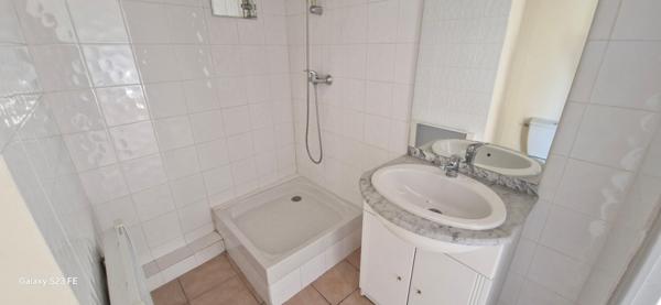 APPARTEMENT T2- CALME - BELLE HAUTEUR SOUS PLAFOND