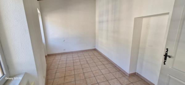 APPARTEMENT T2- CALME - BELLE HAUTEUR SOUS PLAFOND