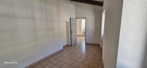 APPARTEMENT T2- CALME - BELLE HAUTEUR SOUS PLAFOND