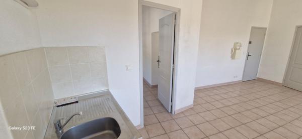 APPARTEMENT T2- CALME - BELLE HAUTEUR SOUS PLAFOND