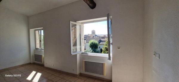 APPARTEMENT T2- CALME - BELLE HAUTEUR SOUS PLAFOND