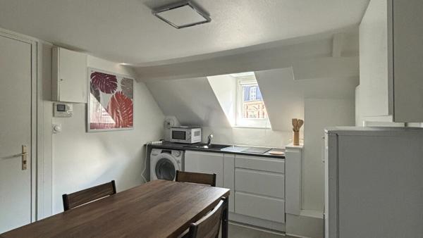 BEL APPARTEMENT MEUBLE ENTIEREMENT REFAIT A NEUF
