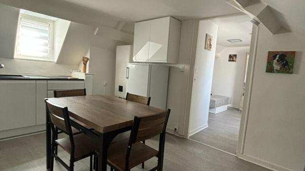 BEL APPARTEMENT MEUBLE ENTIEREMENT REFAIT A NEUF