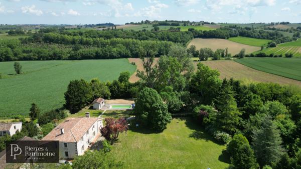 Moncrabeau (47600) Maison gasconne avec piscine, dépendances dans un joli parc
