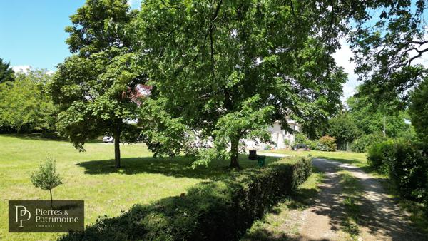 Moncrabeau (47600) Maison gasconne avec piscine, dépendances dans un joli parc
