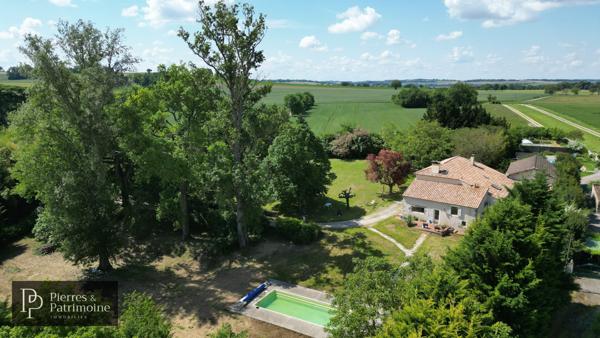 Moncrabeau (47600) Maison gasconne avec piscine, dépendances dans un joli parc