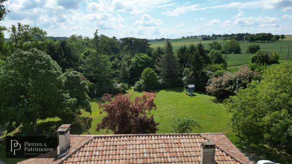 Moncrabeau (47600) Maison gasconne avec piscine, dépendances dans un joli parc