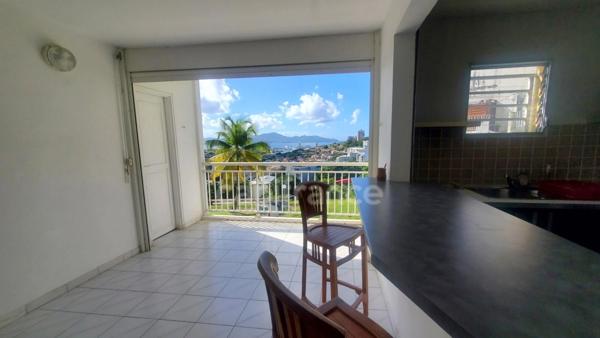 Appartement au 1er étage - 3 pièces avec terrasse et vue mer