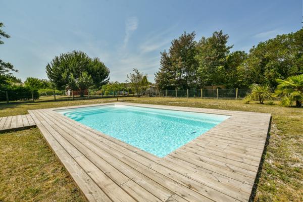 Biganos (33380) Villa 3 chambres + 1 bureau sur un terrain de 1 047 m2 avec pisc