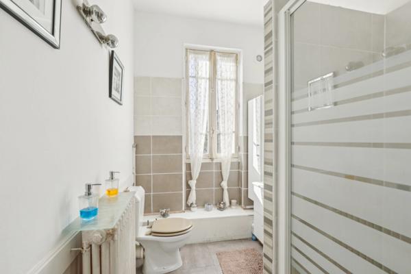 VICHY (03200) - MAISON DE VILLE À ÉTAGE - QUARTIER CALME - JARDIN