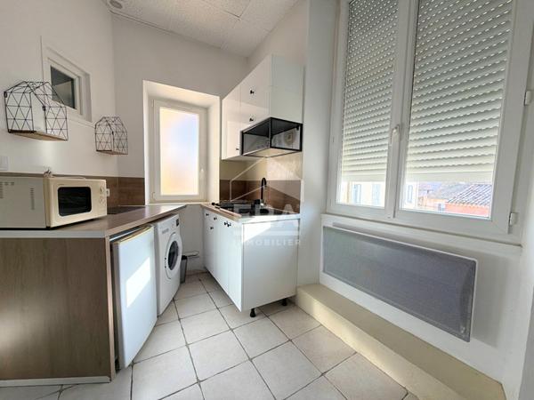 A LOUER PERTUIS 84120 CENTRE VILLE APPARTEMENT MEUBLÉ TYPE 2 PIÈCES D'ENVIRON 26M²