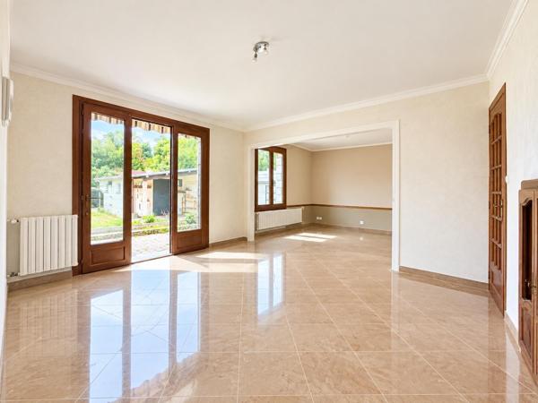 A CUFFIES 02, MAISON EN PIERRE DE 82 M2 AVEC DÉPENDANCE ET CAVE SUR SON TERRAIN DE 495 M2.