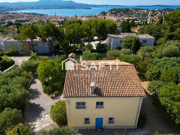L'EXCEPTION PREND TOUT SON SENS LORSQU'UNE ADRESSE RÉUNIT EMPLACEMENT, VUE ET PATRIMOINE. SANARY-SUR-MER