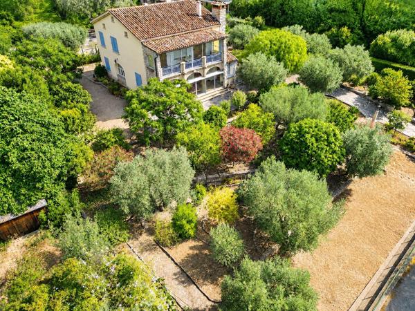 L'EXCEPTION PREND TOUT SON SENS LORSQU'UNE ADRESSE RÉUNIT EMPLACEMENT, VUE ET PATRIMOINE. SANARY-SUR-MER