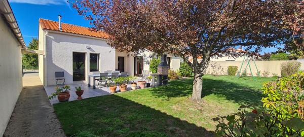 Maison Clisson 6 P . 3 Chs . Bureau . Atelier . 143.5 M² . T 982 M² . Double garage . Cave