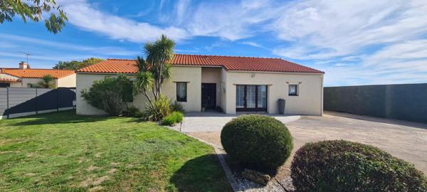 Maison Clisson 6 P . 3 Chs . Bureau . Atelier . 143.5 M² . T 982 M² . Double garage . Cave