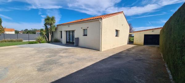 Maison Clisson 6 P . 3 Chs . Bureau . Atelier . 143.5 M² . T 982 M² . Double garage . Cave