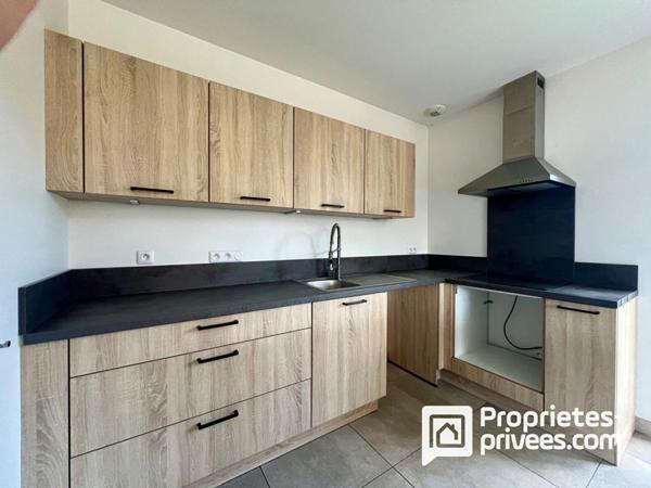 Maison récente avec jardin plat et garage