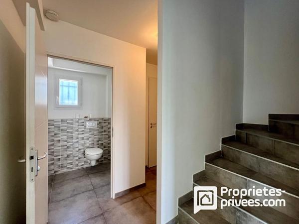 Maison récente avec jardin plat et garage