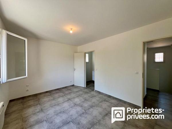 Maison récente avec jardin plat et garage